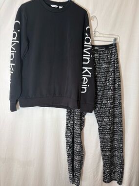 Calvin Klein 2-Piece Lounging Set. A Sweatshirt & Lounging  Pants.